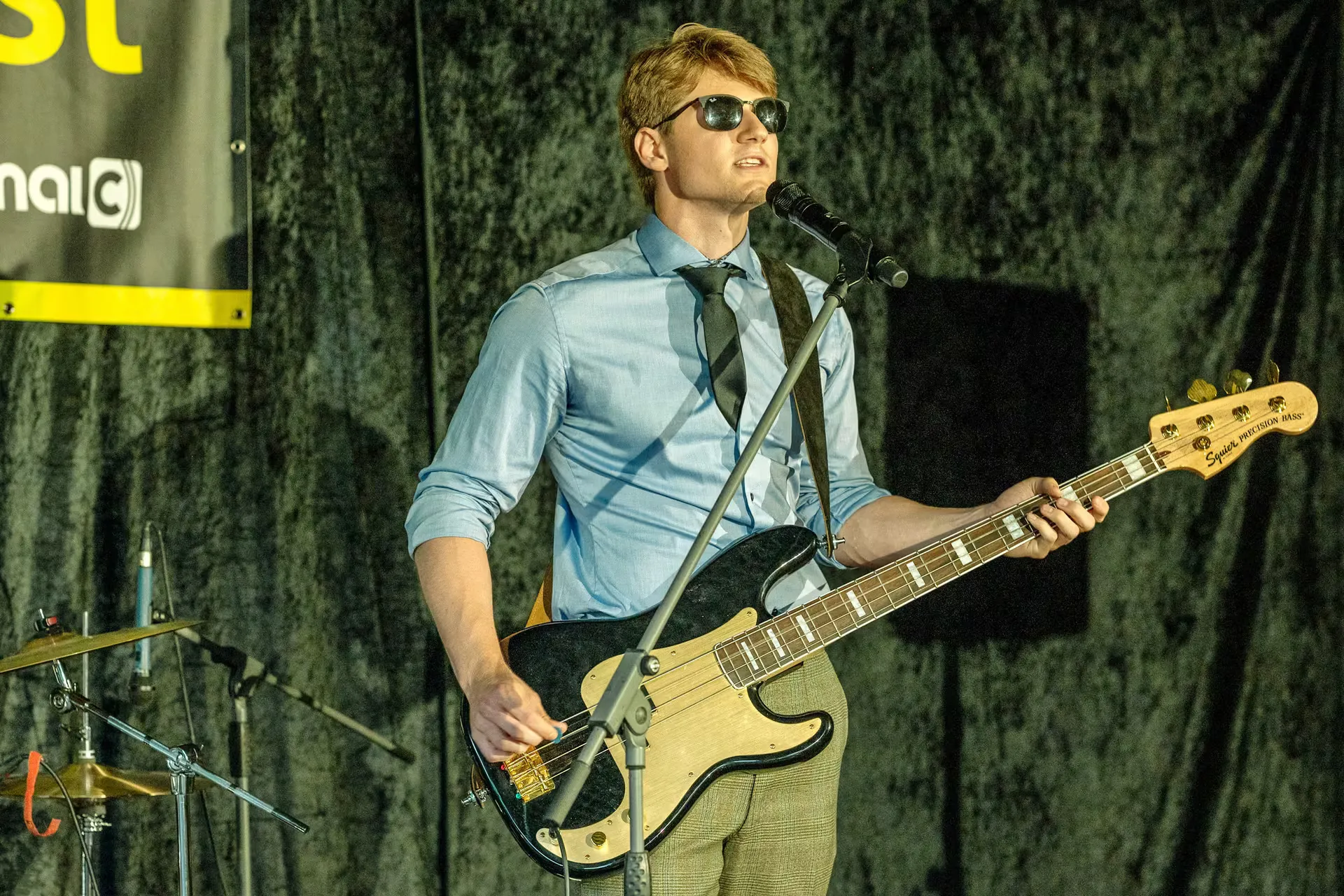 Bassist und Sänger von Bassed live bei CampusKunst 2025