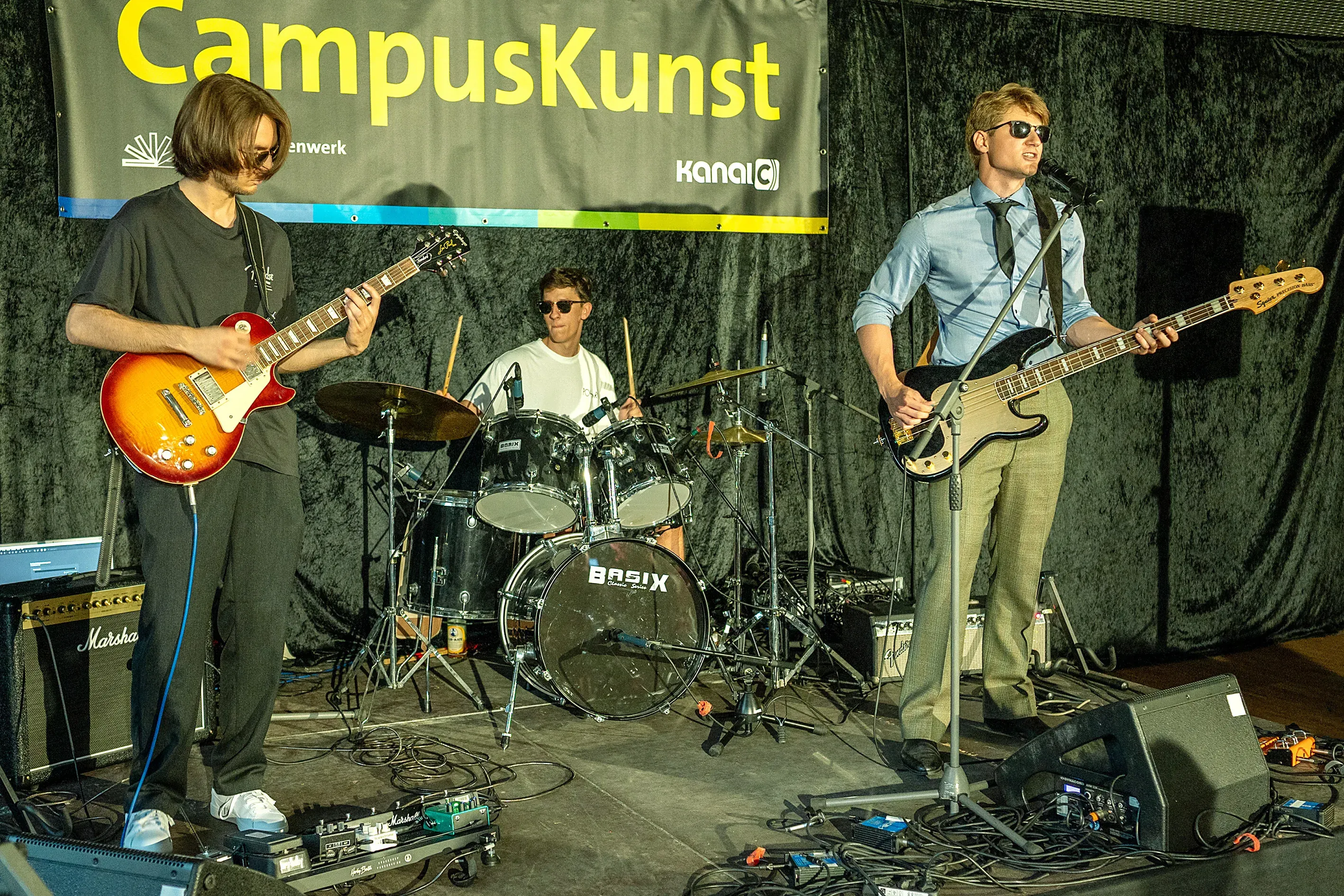 Bassed live auf der Bühne